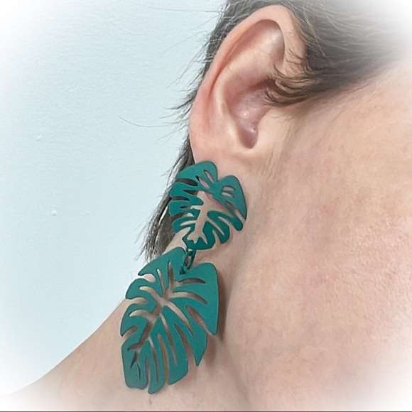 💕Beautiful Green Plantain Leaves Fashion Earrings💕 - Picture 4 of 5